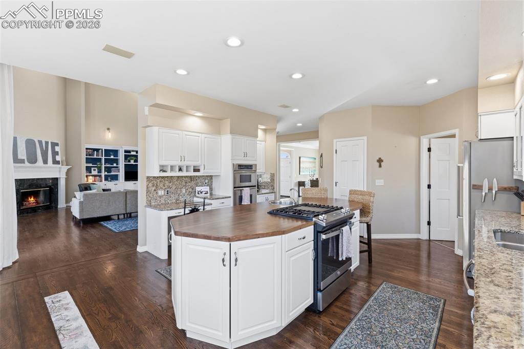 Image 22 of 48: Kitchen