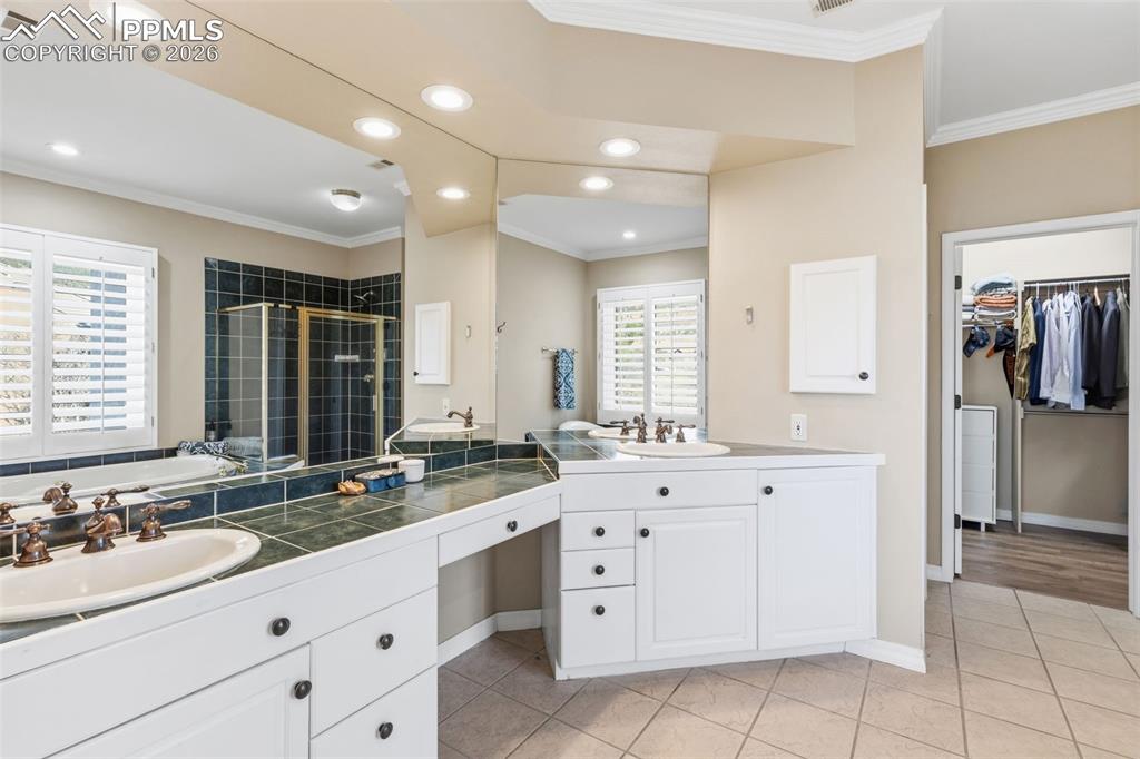 Image 30 of 48: Bathroom