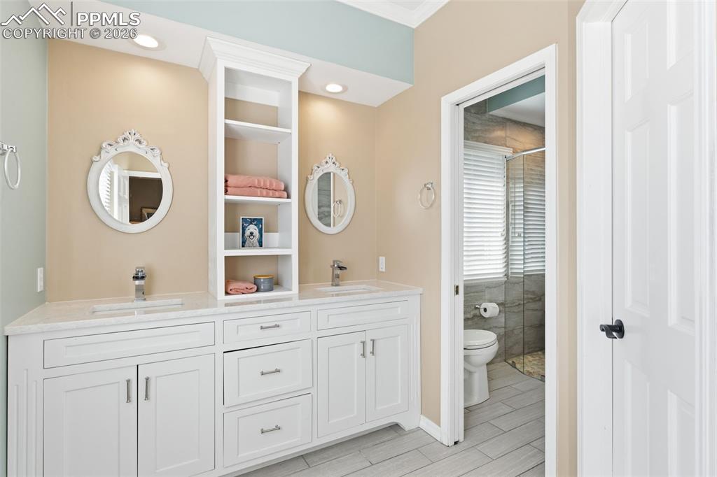 Image 32 of 48: Bathroom