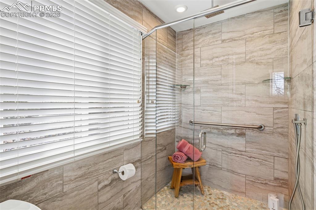 Image 33 of 48: Bathroom