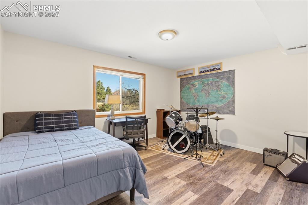 Image 34 of 48: Bedroom