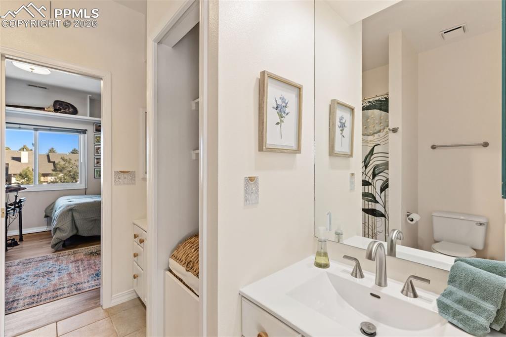 Image 35 of 48: Bathroom