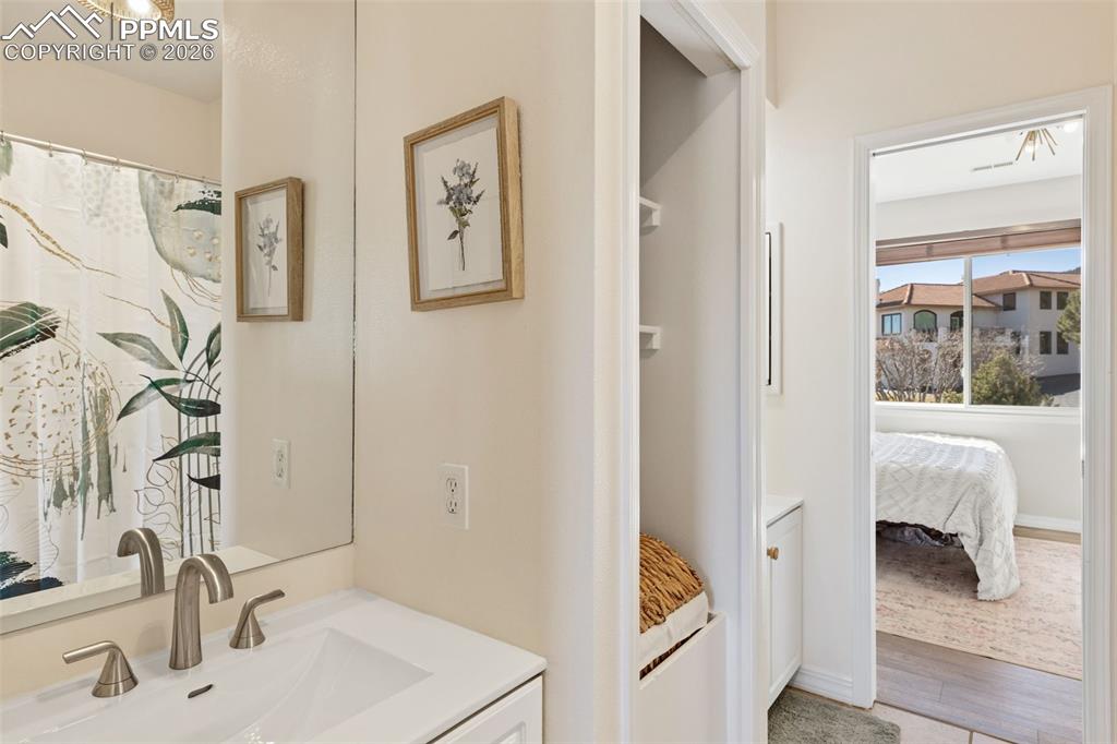 Image 37 of 48: Bathroom