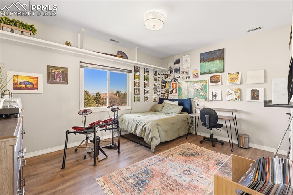 Image 38 of 48: Bedroom