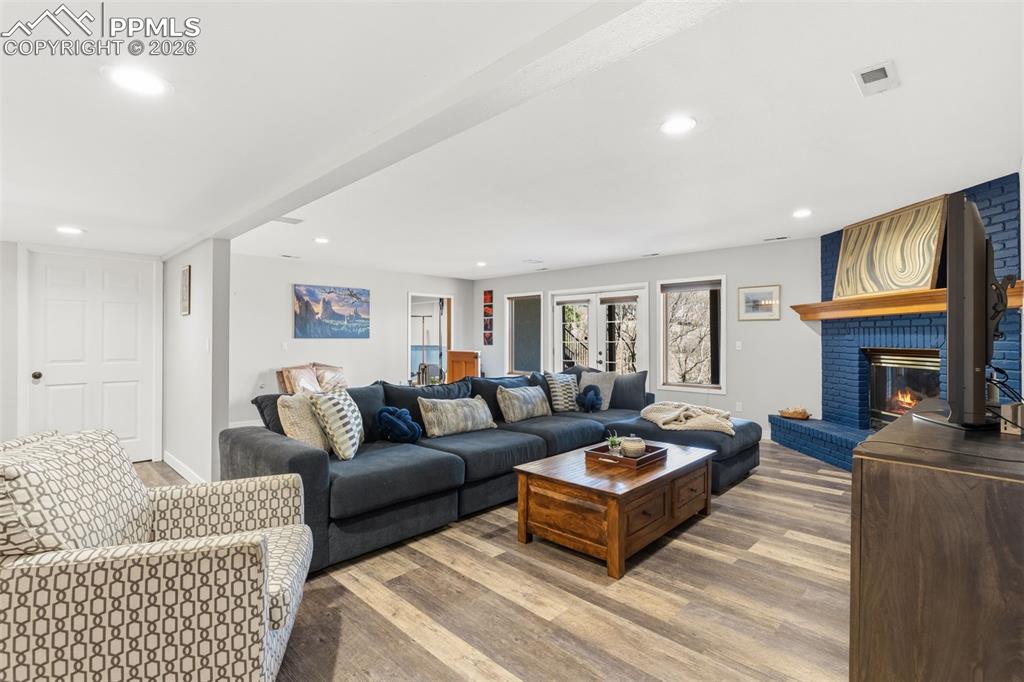 Image 41 of 48: Living Room