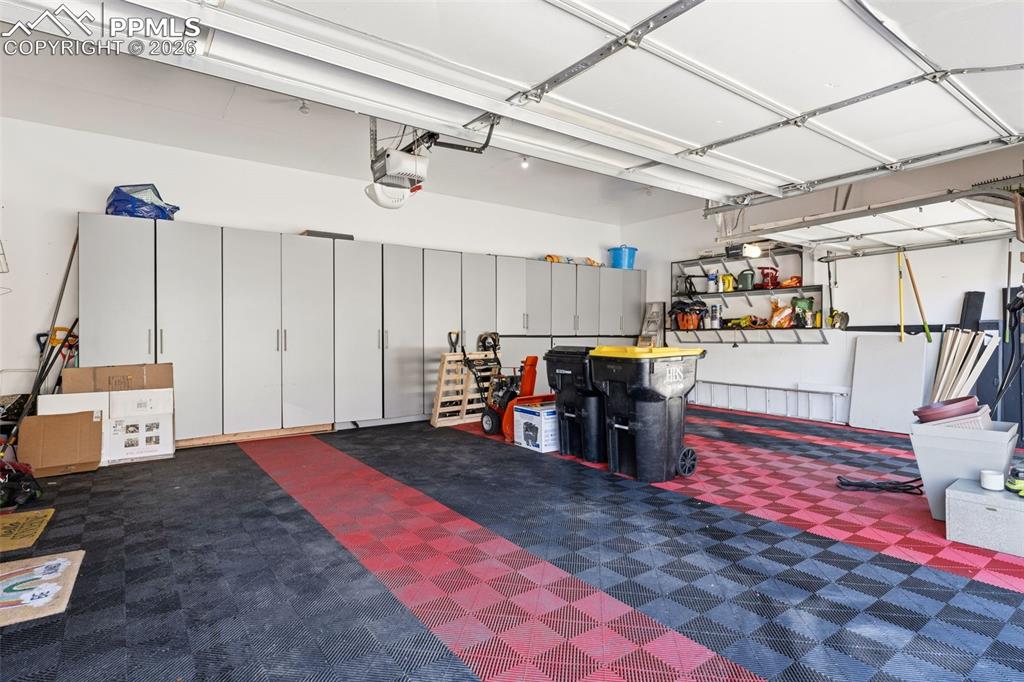 Image 47 of 48: Garage