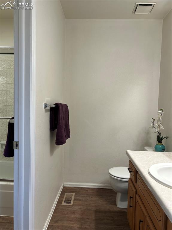 Image 14 of 22: Bathroom