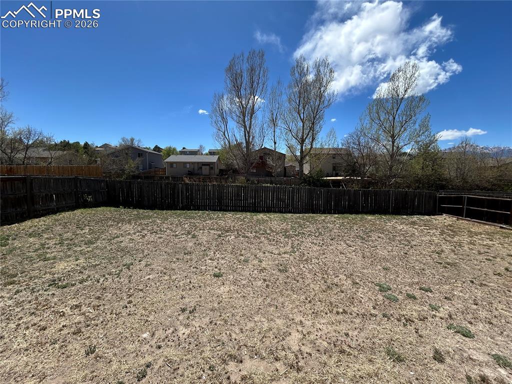 Image 20 of 22: Yard