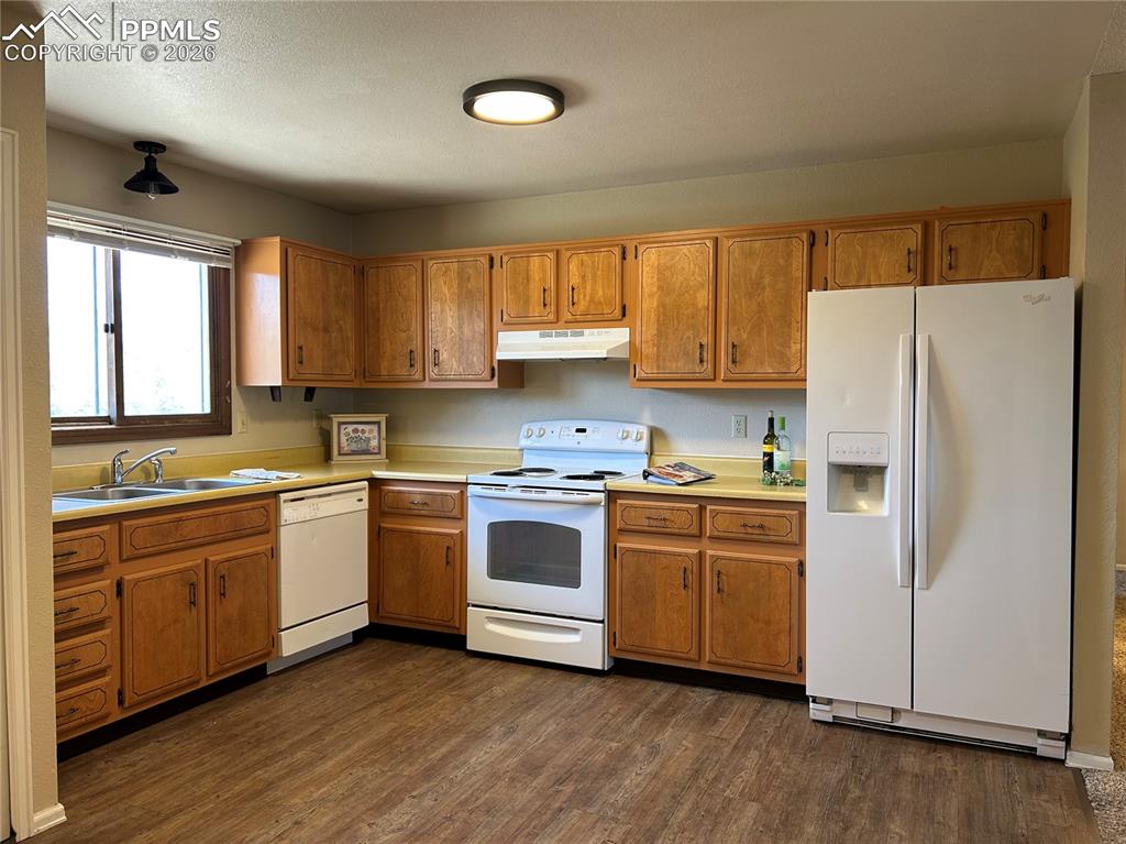 Image 7 of 22: Kitchen