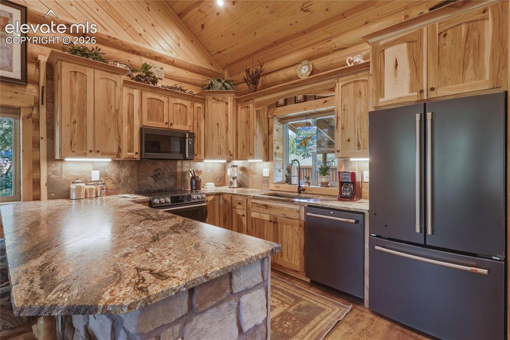 Image 13 of 41: Kitchen