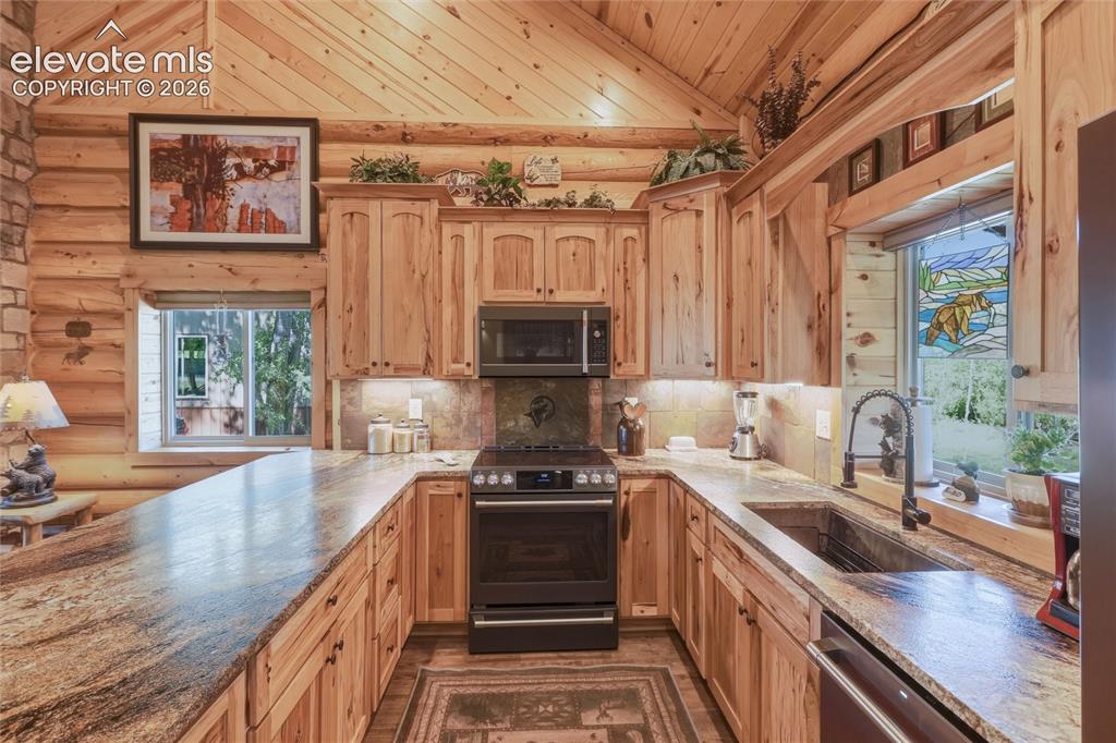 Image 14 of 41: Kitchen