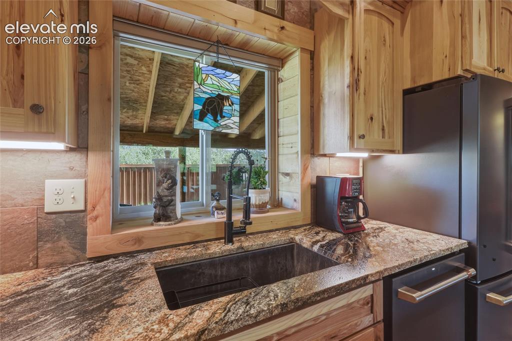 Image 16 of 41: Kitchen