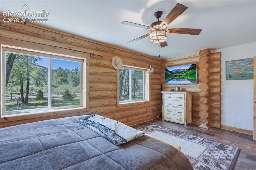 Image 19 of 41: Bedroom