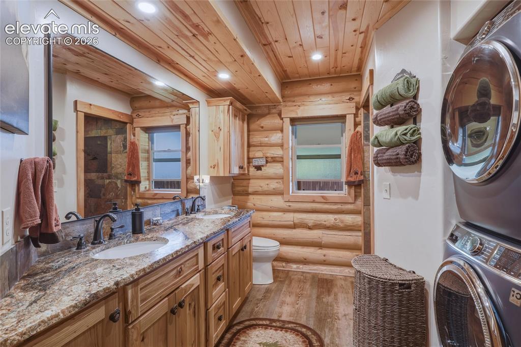 Image 20 of 41: Bathroom