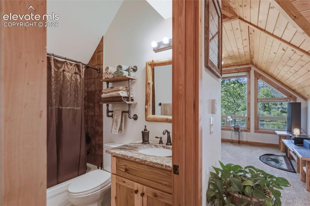 Image 32 of 41: Bathroom
