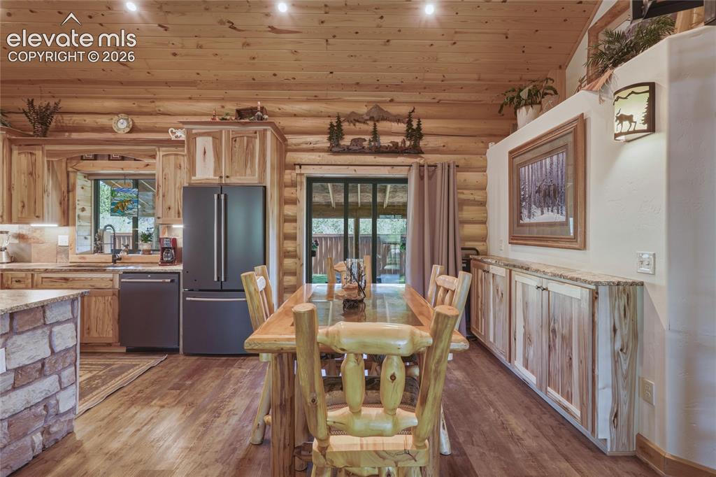 Image 9 of 41: Dining Area
