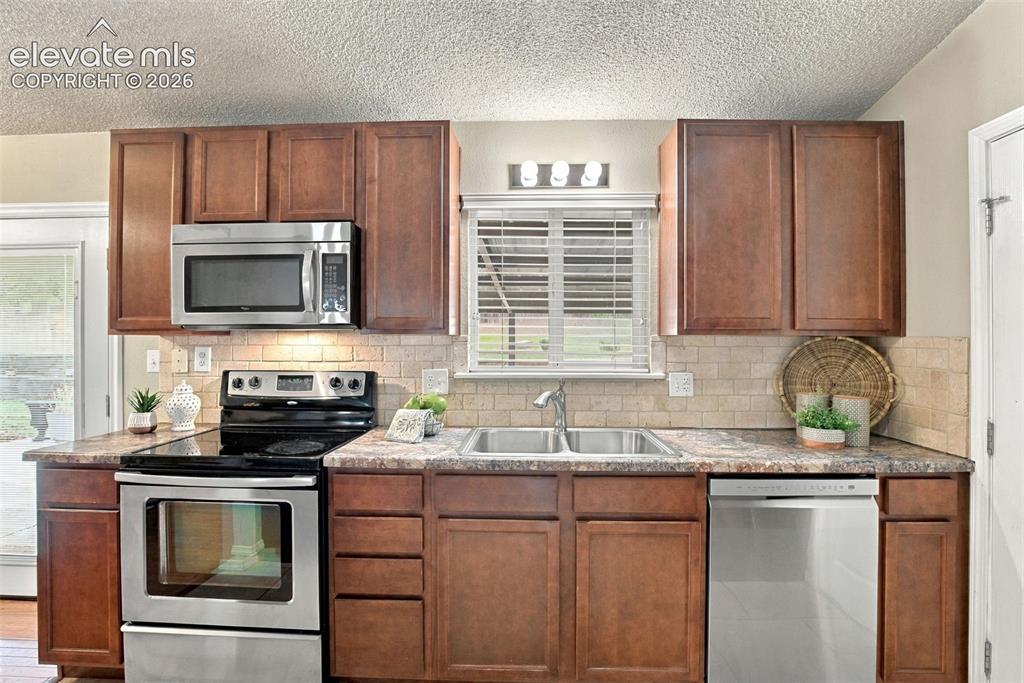 Image 4 of 26: Kitchen