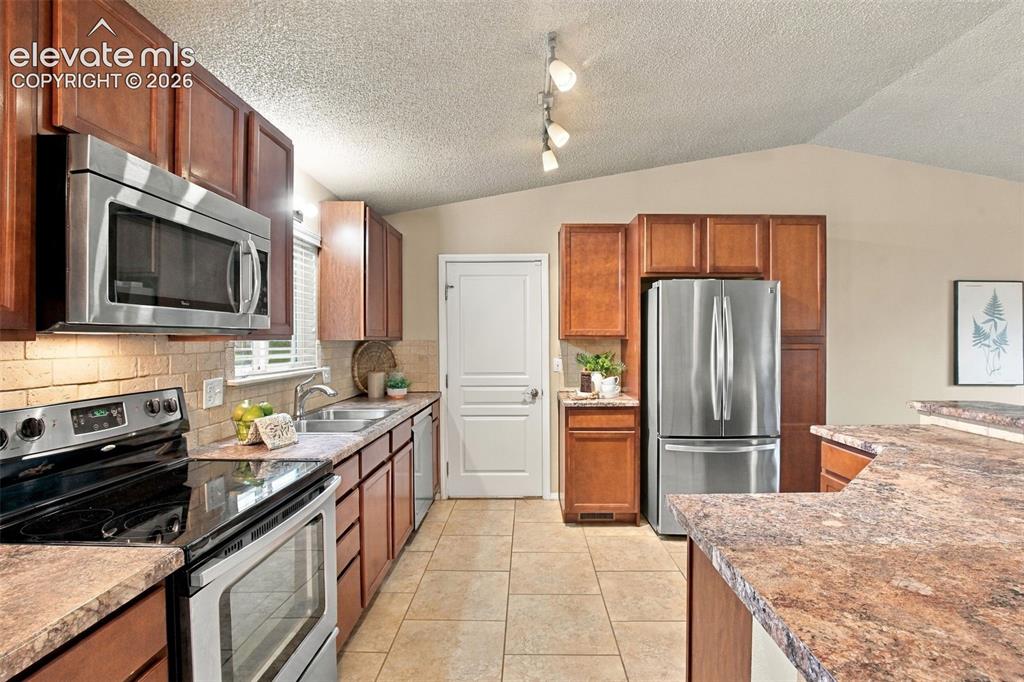 Image 5 of 26: Kitchen