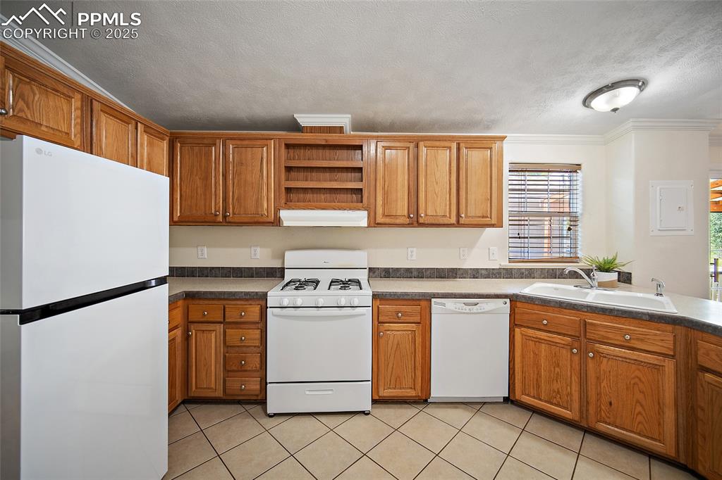 Image 7 of 38: Kitchen