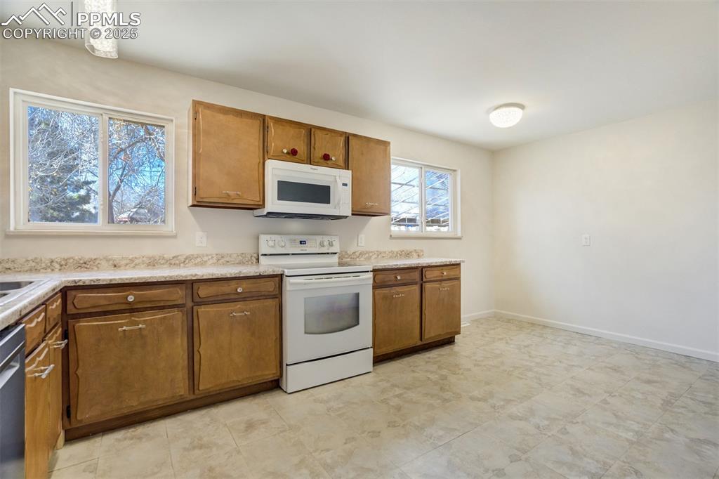 Image 10 of 34: Kitchen