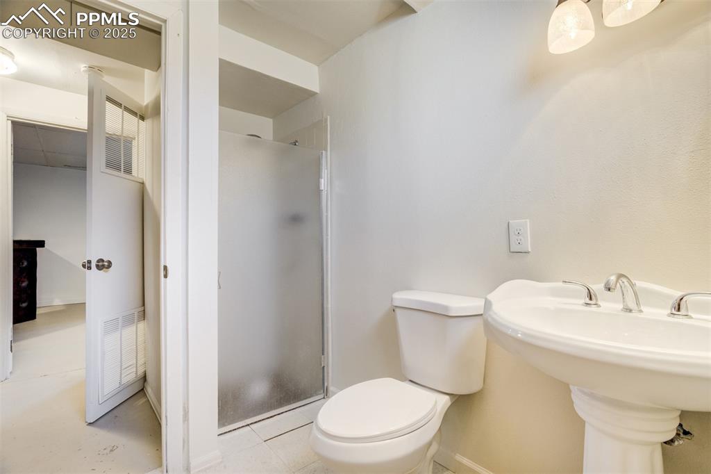 Image 29 of 34: Bathroom