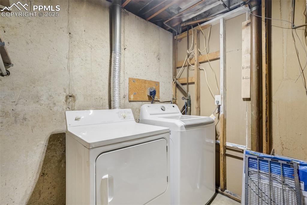 Image 30 of 34: Washer and dryer included