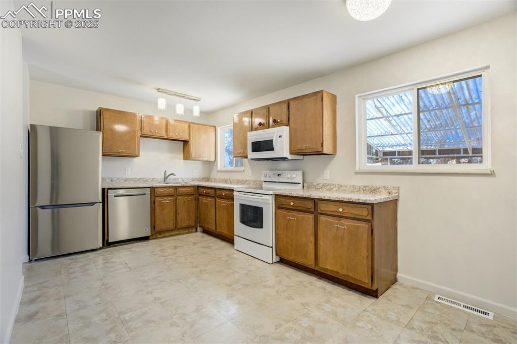 Image 8 of 34: Kitchen