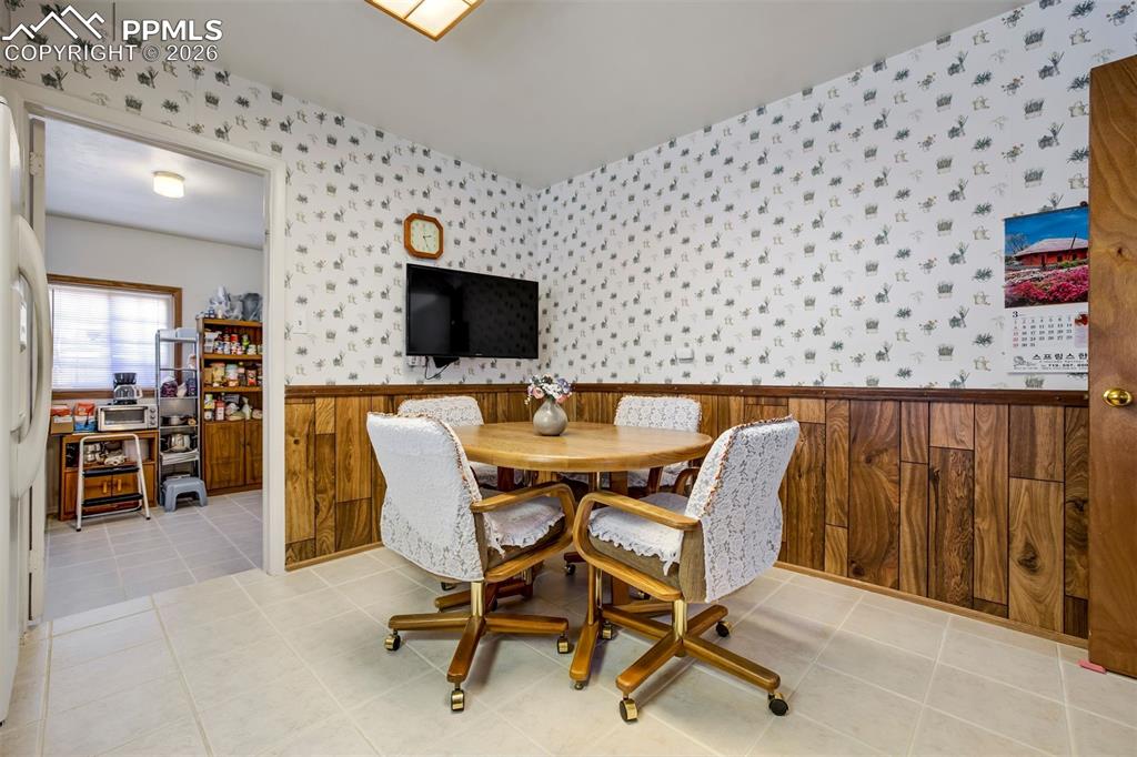 Image 16 of 50: Dining Area