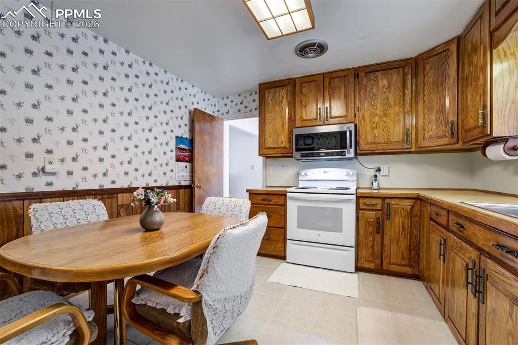 Image 17 of 50: Kitchen