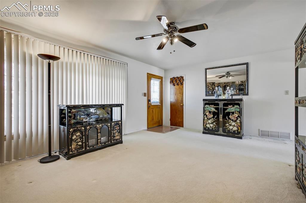 Image 18 of 50: Living Room