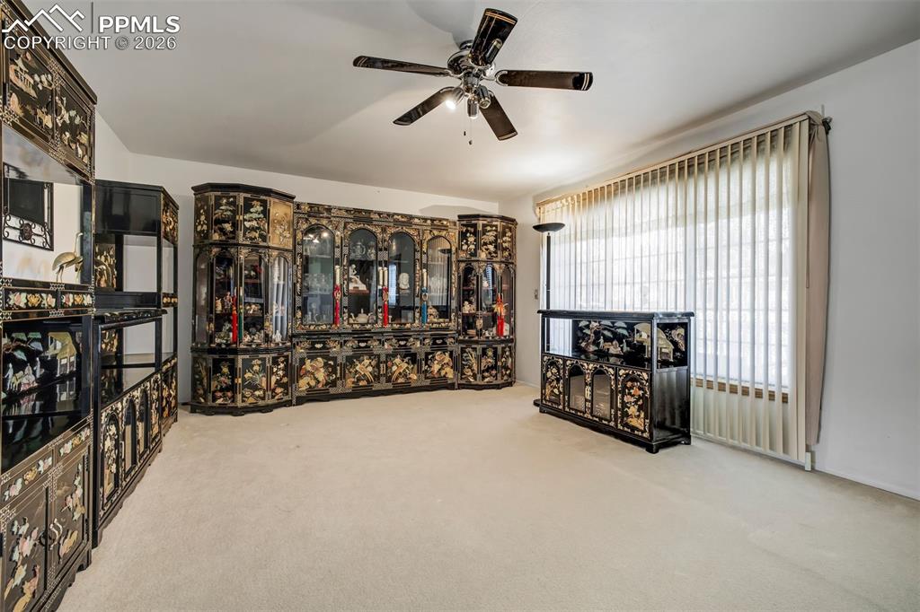 Image 19 of 50: Living Room