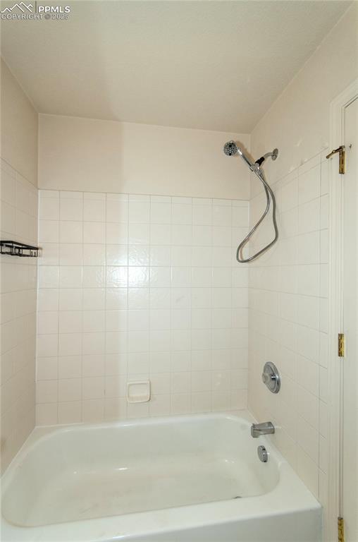 Image 18 of 25: Main bathroom