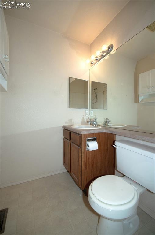 Image 19 of 25: Main bathroom