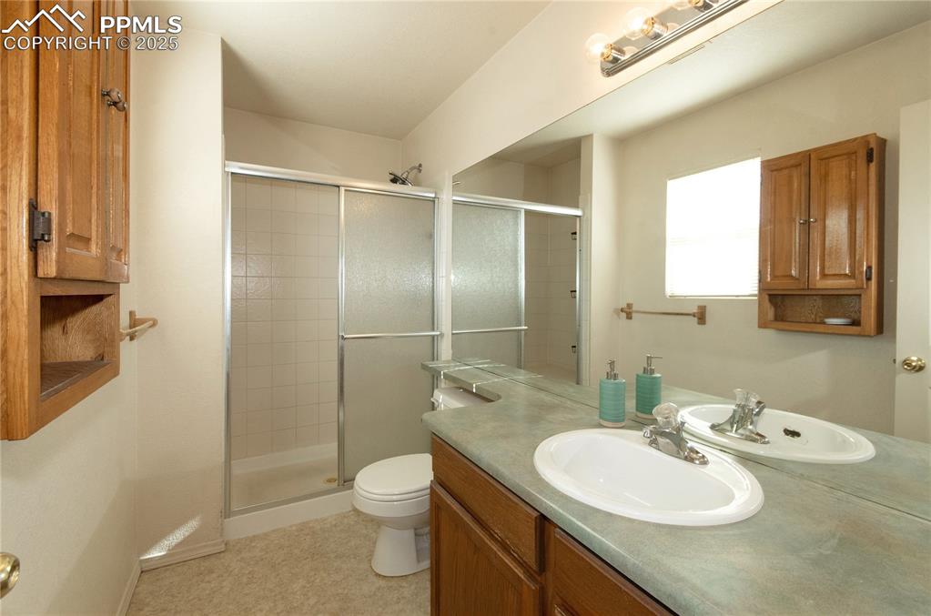 Image 20 of 25: 3/4 bath off of master bedroom