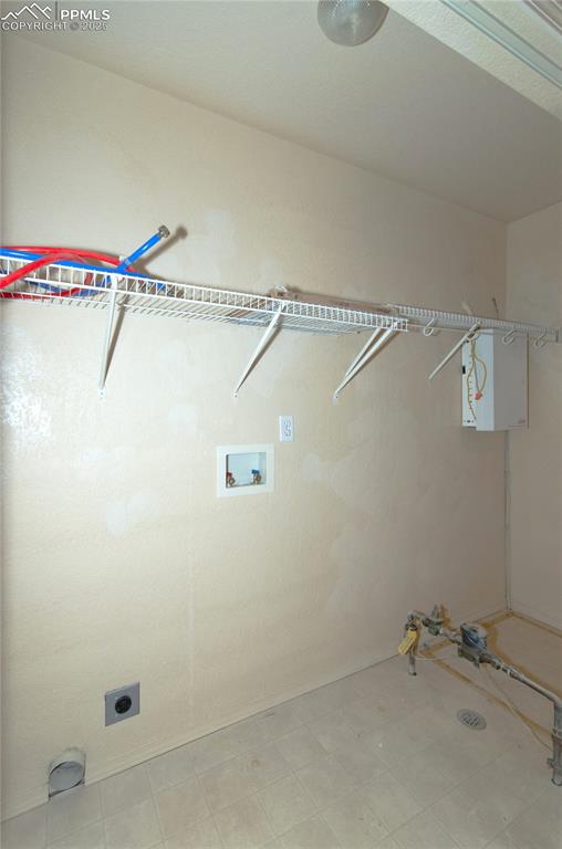 Image 21 of 25: Laundry space