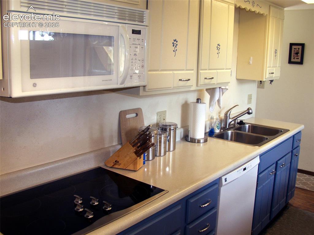 Image 31 of 33: w/ convection oven
w/ self-cleaning,
convection oven