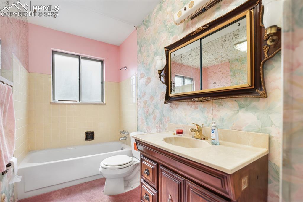 Image 15 of 33: Bathroom