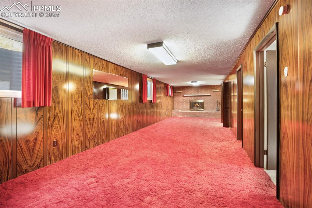 Image 17 of 33: Family Room