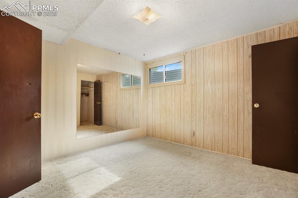 Image 19 of 33: Bedroom