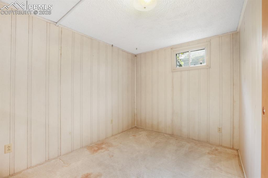 Image 21 of 33: Office