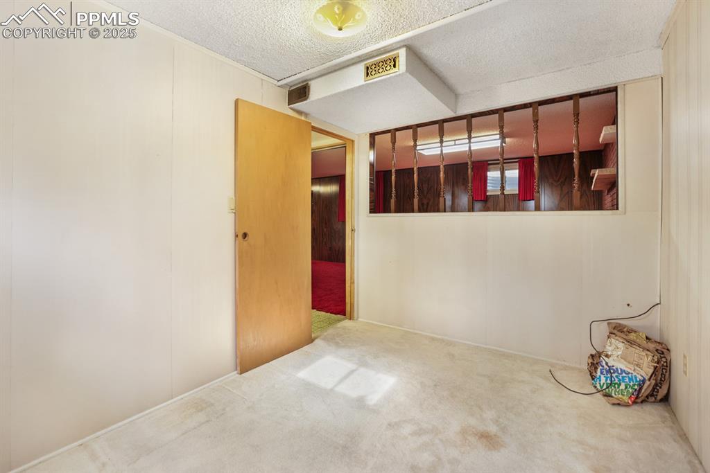 Image 22 of 33: Office