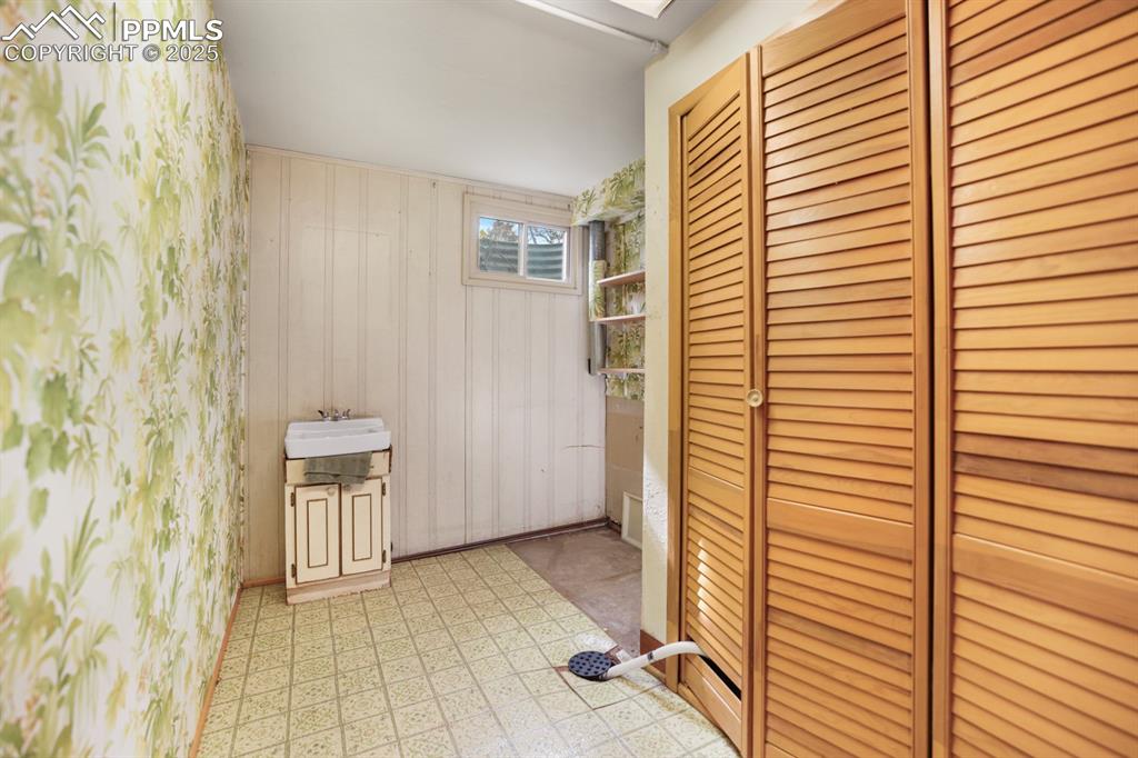 Image 23 of 33: Laundry