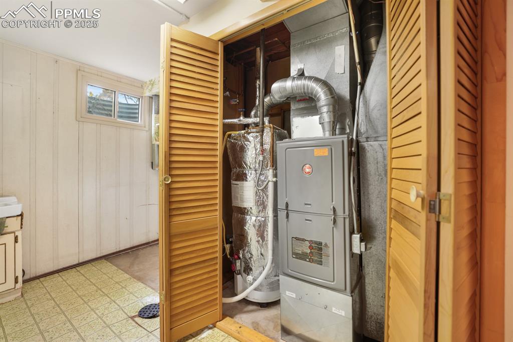 Image 24 of 33: Laundry