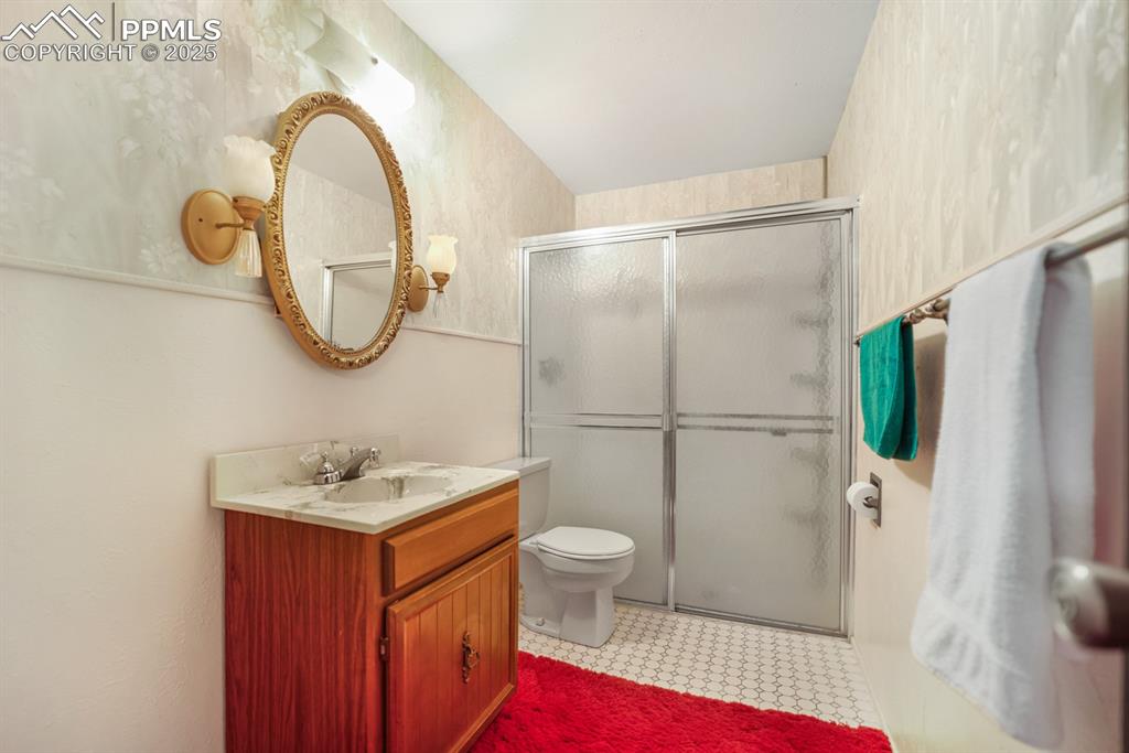 Image 25 of 33: Bathroom