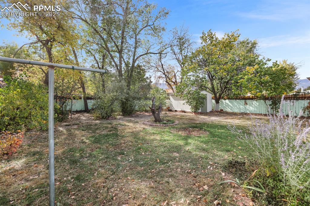 Image 27 of 33: Yard