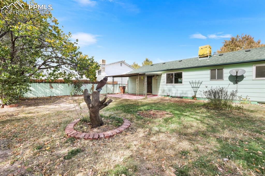 Image 28 of 33: Back of Structure