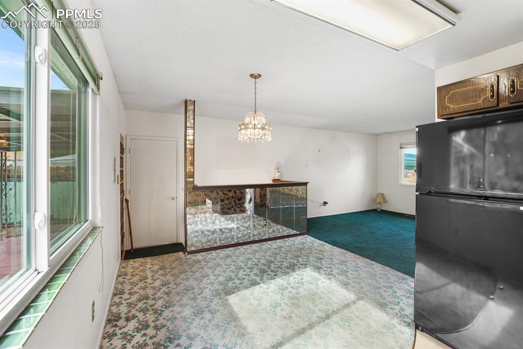 Image 6 of 33: Dining Area