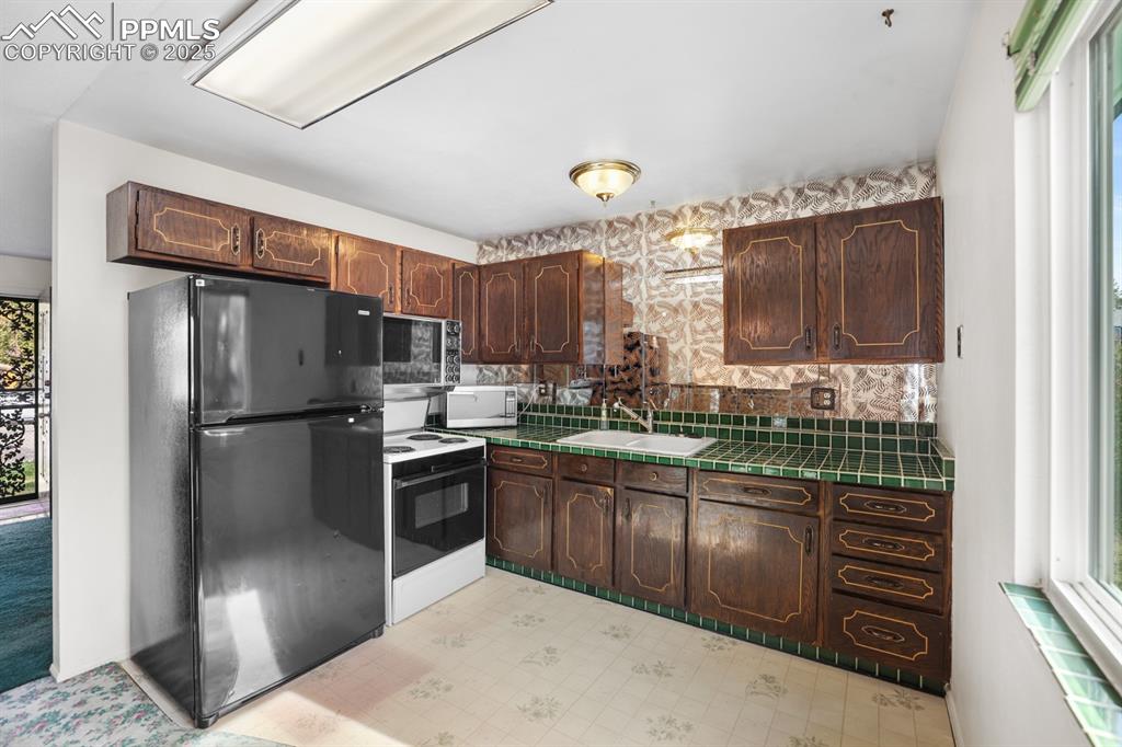 Image 8 of 33: Kitchen