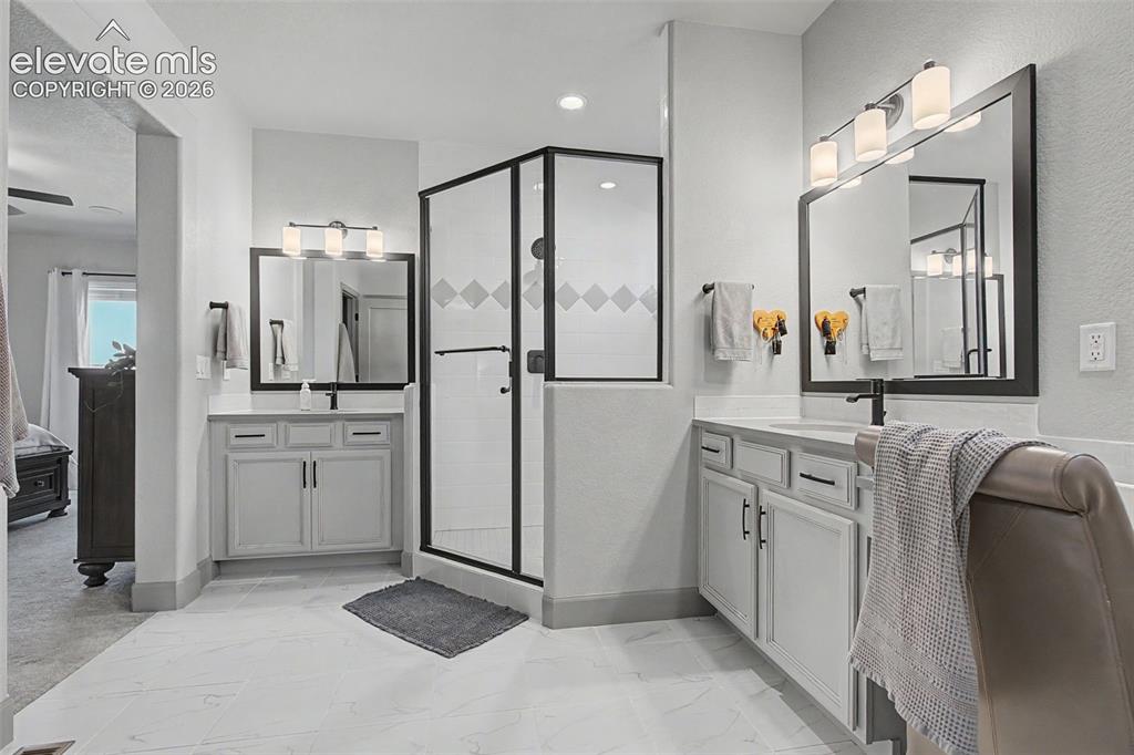 Image 17 of 46: Bathroom