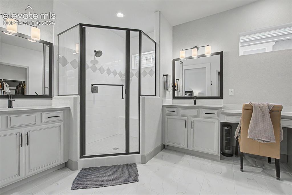 Image 18 of 46: Bathroom